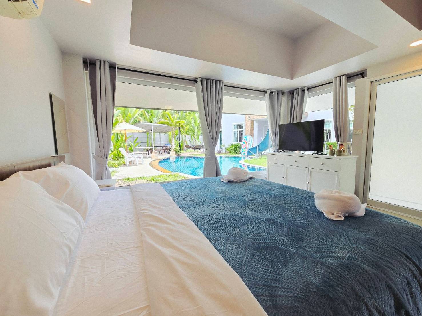 Cozy guest bedroom